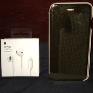 Apple IPhone 7 gold mirror case and earbuds!!